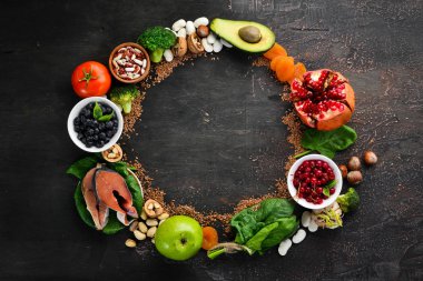 Sağlıklı gıda: Balık, yaban mersini, fındık, nar, avokado, domates, ıspanak, keten. Diyet Beslenme Kavramı. Üstte görüntü.