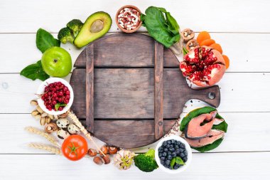 Sağlıklı gıda: Balık, yaban mersini, fındık, nar, avokado, domates, ıspanak, keten. Diyet Beslenme Kavramı. Üstte görüntü.