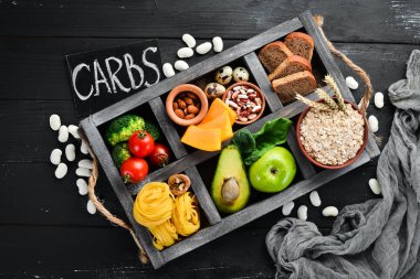 Kalp sağlığı için gıda: Balık, yaban mersini, fındık, nar, avokado, domates, ıspanak, keten. Sağlıklı beslenme kavramı.