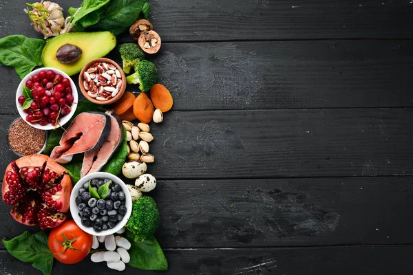 健康食品 ブルーベリー ナッツ ザクロ アボカド トマト ほうれん草 栄養の概念 トップビュー — ストック写真