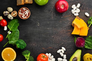 Sağlıklı gıda kavramı: ekmek, makarna, avokado, un, kabak, brokoli, fasulye, ıspanak. Sebze ve meyveler. Üst te. Ücretsiz kopyalama alanı.