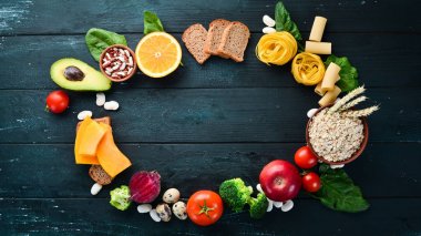 Sağlıklı gıda kavramı: ekmek, makarna, avokado, un, kabak, brokoli, fasulye, ıspanak. Sebze ve meyveler. Üst te. Ücretsiz kopyalama alanı.