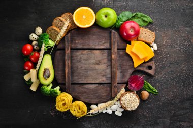 Sağlıklı gıda kavramı: ekmek, makarna, avokado, un, kabak, brokoli, fasulye, ıspanak. Sebze ve meyveler. Üst te. Ücretsiz kopyalama alanı.