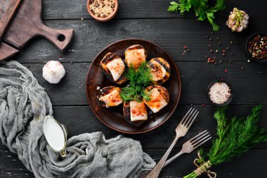 Patatesler domuz yağı ve sarımsak ile kızartılır. Ukrayna Geleneksel Mutfağı. Üst te. Metniniz için boş alan. Rustik stil.