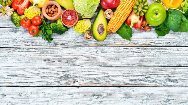 Comida Vegetariana Saludable Aguacate Espinacas Manzana Pimentón Perejil Naranja Nueces —  Fotos de Stock