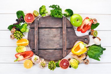 Doğal C vitamini içeren gıdalar: Portakal, limon, elma, gül, sarımsak, brokoli, elma, kivi, ıspanak. Üst te. Beyaz arka planda.