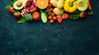 Taze meyveler, sebzeler ve meyveler. Siyah bir arka plan üzerinde. Banner Üstgörünüm. Metniniz için boş alan.