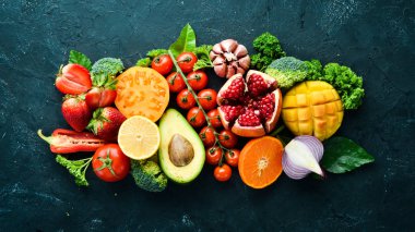 Taze meyveler, sebzeler ve meyveler. Siyah bir arka plan üzerinde. Banner Üstgörünüm. Metniniz için boş alan.