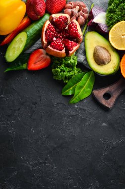 Taze meyveler, sebzeler ve meyveler. Siyah bir arka plan üzerinde. Banner Üstgörünüm. Metniniz için boş alan.