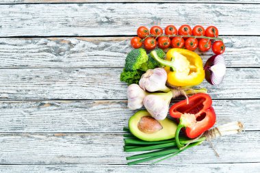 Taze sebzeler. Avokado, salatalık, soğan, sarımsak, domates, havuç, yabanturpu. Üst te. Metniniz için boş alan.