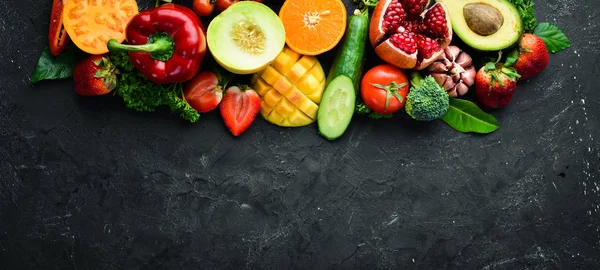 新鲜水果 蔬菜和浆果 在黑色背景上 横幅顶部视图 文本的可用空间 — 图库照片