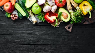 Taze sebzeler. Avokado, salatalık, soğan, sarımsak, domates, havuç, yabanturpu. Üst te. Metniniz için boş alan.