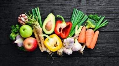 Taze sebzeler. Avokado, salatalık, soğan, sarımsak, domates, havuç, yabanturpu. Üst te. Metniniz için boş alan.