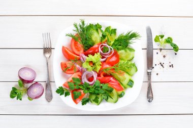 Taze sebzeler bir tabakta dilimlenmiş. Eski arka planda. ücretsiz kopyalama alanı.