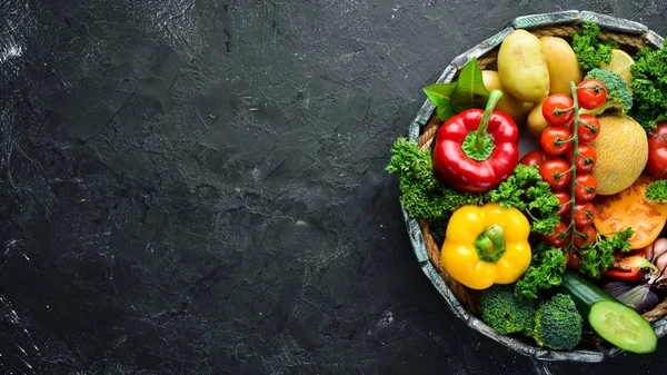Φρέσκα Λαχανικά Και Φρούτα Ένα Ξύλινο Κουτί Αβοκάντο Ντομάτες Φράουλες — Φωτογραφία Αρχείου