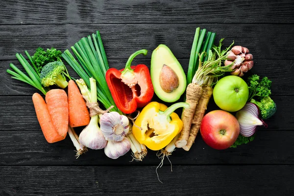 Legumes Frescos Abacate Pepino Cebola Alho Tomates Cenouras Rábano Vista — Fotografia de Stock