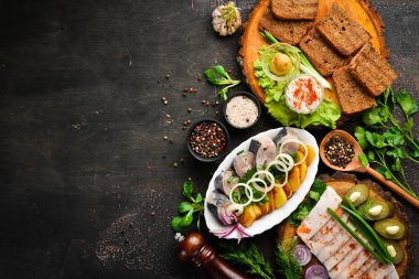 Yemekler Ukrayna Geleneksel Mutfağı. Balık, domuz yağı, ekmek ve hardal. Eski arka planda. ücretsiz kopyalama alanı.