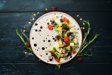 Ton balığı ve bıldırcın yumurtası ile sebze salatası. Üst te. Metniniz için boş alan.