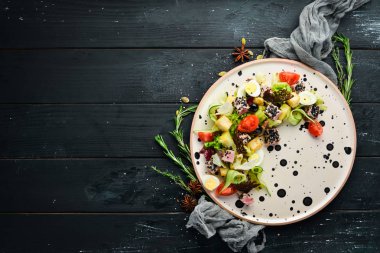 Ton balığı ve bıldırcın yumurtası ile sebze salatası. Üst te. Metniniz için boş alan.
