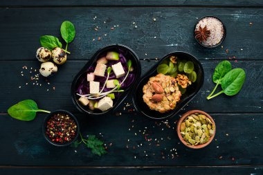 Günlük yemekleriçeren kaplar seti. Sağlıklı gıda ile kutuları götürmek toplama. Üst te. Ücretsiz kopyalama alanı.