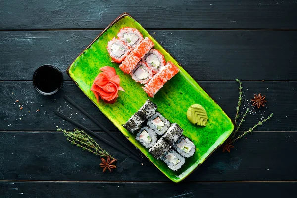 Sushi Rohlíky Talíři Pohled Shora Volné Místo Pro Text Černém — Stock fotografie