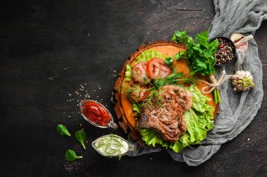 Sebzeli domuz bifteği. Barbekü. Üst te. Metniniz için boş alan.