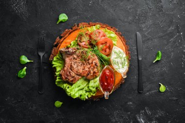 Sebzeli domuz bifteği. Barbekü. Üst te. Metniniz için boş alan.