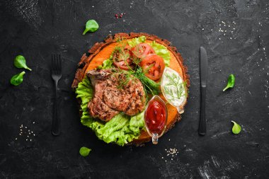 Sebzeli domuz bifteği. Barbekü. Üst te. Metniniz için boş alan.