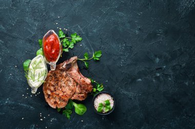 Sebzeli domuz bifteği. Barbekü. Üst te. Metniniz için boş alan.