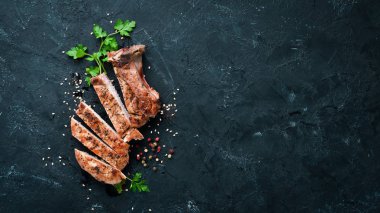 Sebzeli domuz bifteği. Barbekü. Üst te. Metniniz için boş alan.