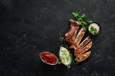 Sebzeli domuz bifteği. Barbekü. Üst te. Metniniz için boş alan.