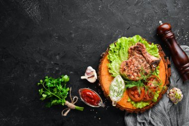 Sebzeli domuz bifteği. Barbekü. Üst te. Metniniz için boş alan.