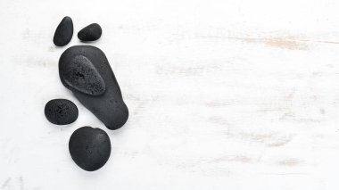 Taş spa ve sağlık konsepti. Üst te. Metniniz için boş alan.