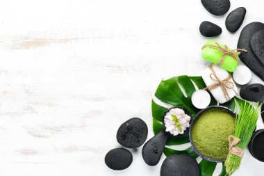 Masaj ve Spa için taşlar ve aksesuarlar. Spa Wellness Relax konsepti. Üst te. Metniniz için boş alan.
