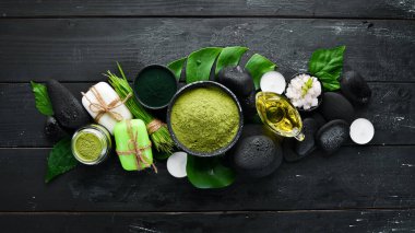 Spa Wellness Relax konsepti. Siyah taşlar ve masaj ve Spa için aksesuarlar. Üst te. Metniniz için boş alan.