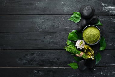 Spa Wellness Relax konsepti. Siyah taşlar ve masaj ve Spa için aksesuarlar. Üst te. Metniniz için boş alan.