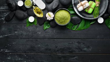 Spa Wellness Relax konsepti. Siyah taşlar ve masaj ve Spa için aksesuarlar. Üst te. Metniniz için boş alan.