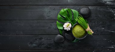 Spa Wellness Relax konsepti. Siyah taşlar ve masaj ve Spa için aksesuarlar. Üst te. Metniniz için boş alan.