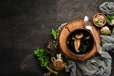 Mantar çorbası. Ukrayna mutfağı. Üst te. Metniniz için boş alan. Rustik stil.