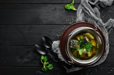 Alabalık çorbası. Ukrayna mutfağı. Üst te. Metniniz için boş alan. Rustik stil.