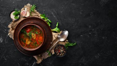 Etli ve domatesli harcho çorbası. Ukrayna mutfağı. Üst te. Metniniz için boş alan. Rustik stil.