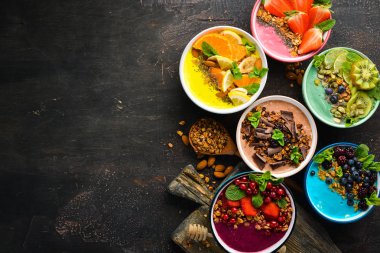 Yoğurt, taze meyve ve çilek ile renkli meyve smoothies. Üst te. Metniniz için boş alan.