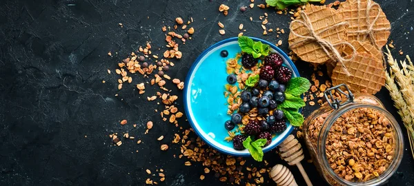 Blaue Spirulina Und Smoothie Schüssel Mit Frischen Früchten Und Brombeeren — Stockfoto