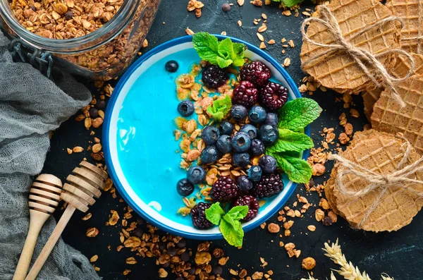 Blaue Spirulina Und Smoothie Schüssel Mit Frischen Früchten Und Brombeeren — Stockfoto