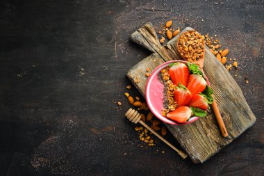 Taze çilek, granola, yoğurt ve chia tohumu ile Smoothie kase. Kahvaltı. Üst te. Metniniz için boş alan.