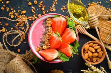 Taze çilek, granola, yoğurt ve chia tohumu ile Smoothie kase. Kahvaltı. Üst te. Metniniz için boş alan.