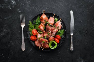 Sebzeli şişler. Siyah tabakta kebap. Üst te. Ücretsiz kopyalama alanı.
