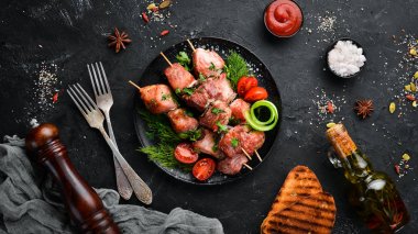 Sebzeli şişler. Siyah tabakta kebap. Üst te. Ücretsiz kopyalama alanı.