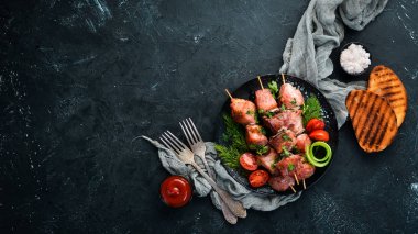 Sebzeli şişler. Siyah tabakta kebap. Üst te. Ücretsiz kopyalama alanı.