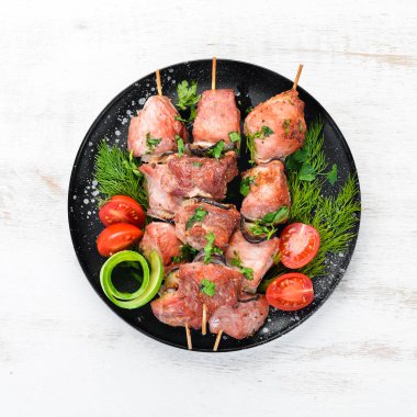 Sebzeli şişler. Siyah tabakta kebap. Üst te. Ücretsiz kopyalama alanı.